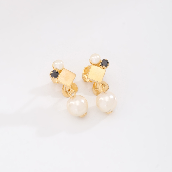 BR-02887 BRINCO COM DETALHES DE PÉROLAS E CRISTAL NEGRO