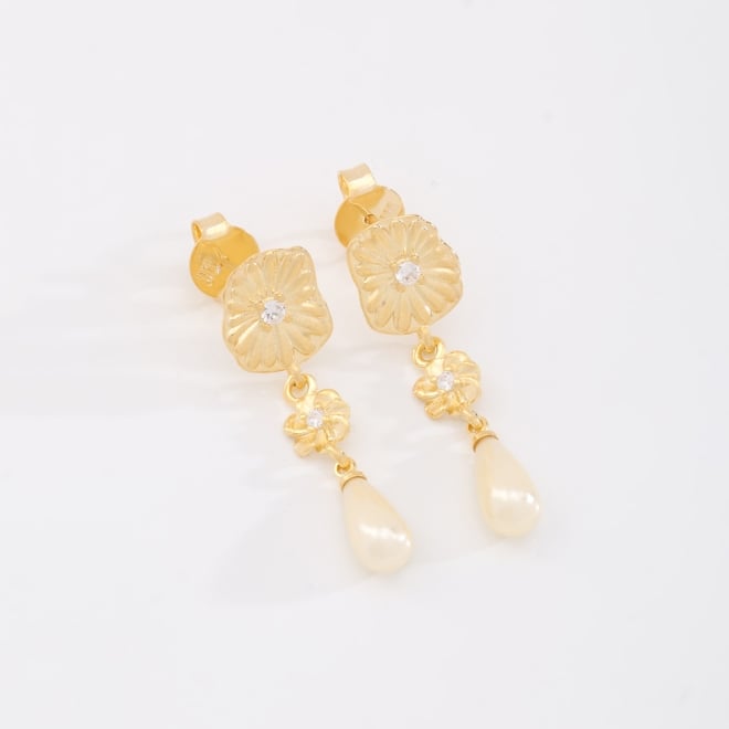 BR-02911 BRINCO BANHADO A OURO 18K COM DETALHES FLORAIS, ZIRCÔNIAS CENTRAIS E PÉROLAS PENDENTES
