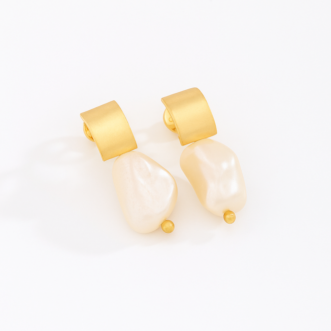 BR-02920 BRINCO BANHADO A OURO 18K COM DETALHES EM PÉROLAS IRREGULARES