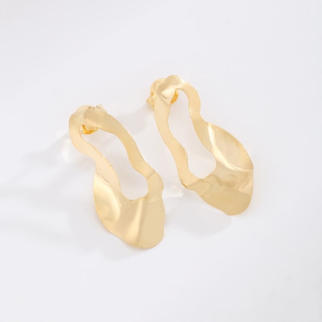 BR-02945 BRINCO BANHADO A OURO 18K COM DESIGN ORG&Acirc;NICO VAZADO