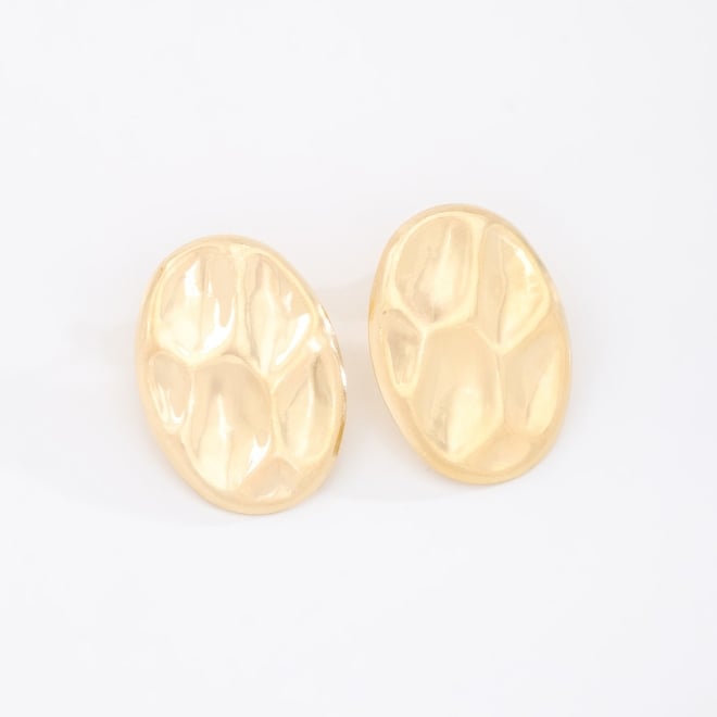 BR-02951 BRINCO BANHADO A OURO 18K COM DESIGN ORGÂNICO EM FORMATO OVAL