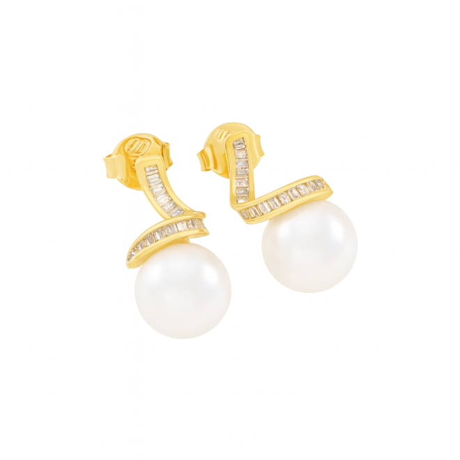 BR-02973 BRINCO BANHADO A OURO 18K COM DETALHES EM ZIRCÔNIAS E PÉROLA CLÁSSICA