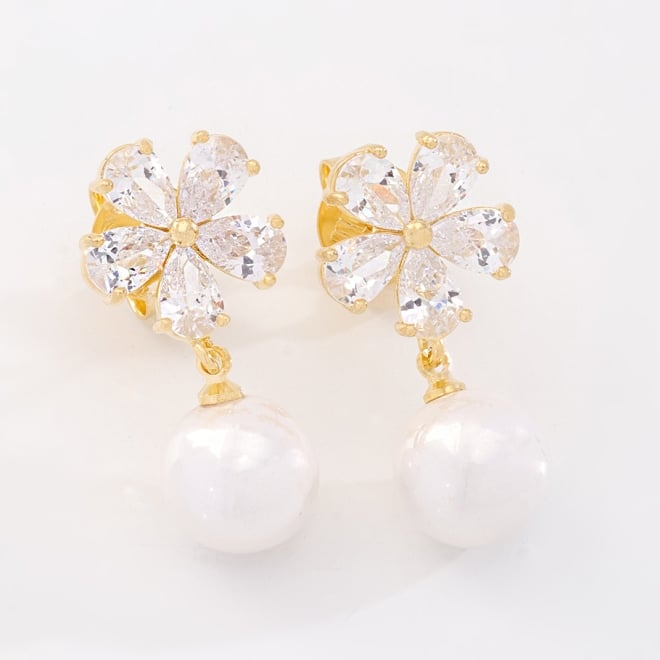 BR-02997 BRINCO BANHADO A OURO 18K COM FLOR LAPIDADA EM ZIRCÔNIAS E DETALHE PENDENTE EM PÉROLA
