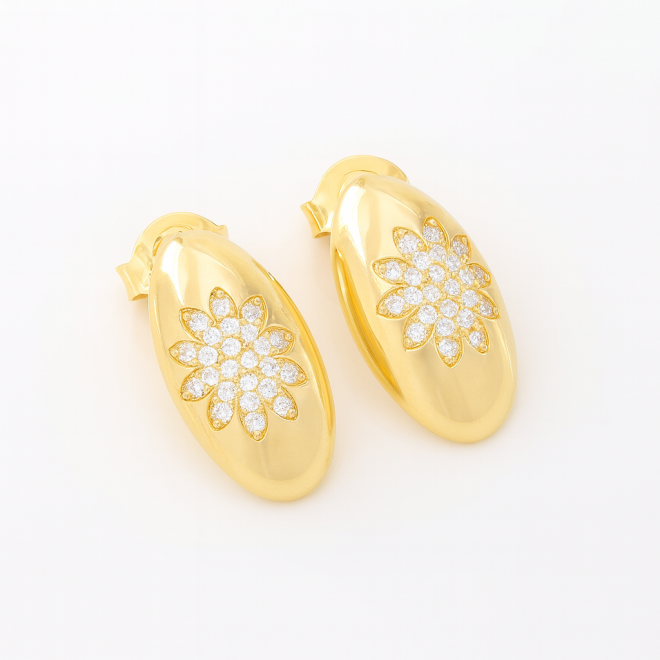 BR-03003 BRINCO BANHADO A OURO 18K COM DESIGN OVAL LISO E DETALHE CENTRAL EM ZIRCÔNIAS
