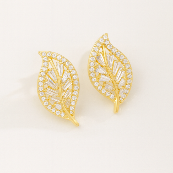 BR-03010 BRINCO BANHADO A OURO 18K EM FORMATO DE FOLHA COM ZIRCÔNIAS LAPIDADAS EM BAGUETE