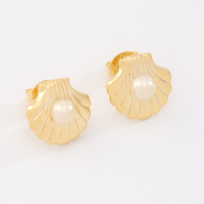 BR-03025 BRINCO BANHADO A OURO 18K COM DESIGN EM FORMATO DE CONCHA E PÉROLA