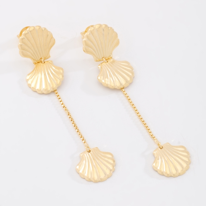 BR-03026 BRINCO BANHADO A OURO 18K COM DESIGN EM FORMATO DE CONCHAS E CORRENTE DELICADA
