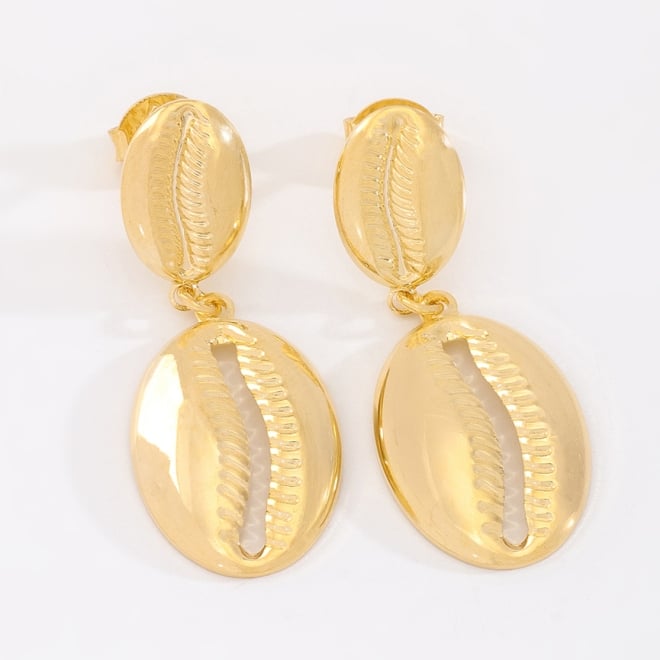 BR-03027 BRINCO BANHADO A OURO 18K COM DESIGN DE CONCHA ESTILIZADA