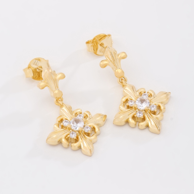 BR-03040 BRINCO BANHADO A OURO 18K COM DESIGN CLÁSSICO EM FORMATO ORNAMENTAL