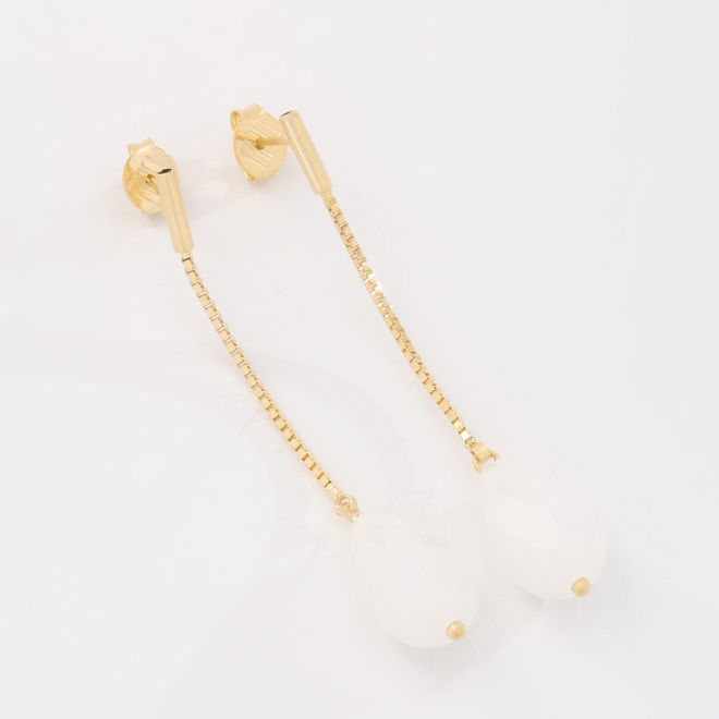 BR-03050 BRINCO BANHADO A OURO 18K COM DESIGN ALONGADO, CORRENTE DELICADA E PINGENTE EM CRISTAL