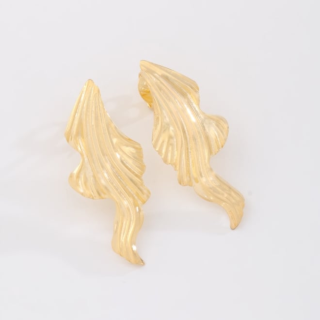 BR-03065 BRINCO BANHADO A OURO 18K COM DESIGN ORG&Acirc;NICO EM FORMATO DE FOLHAS