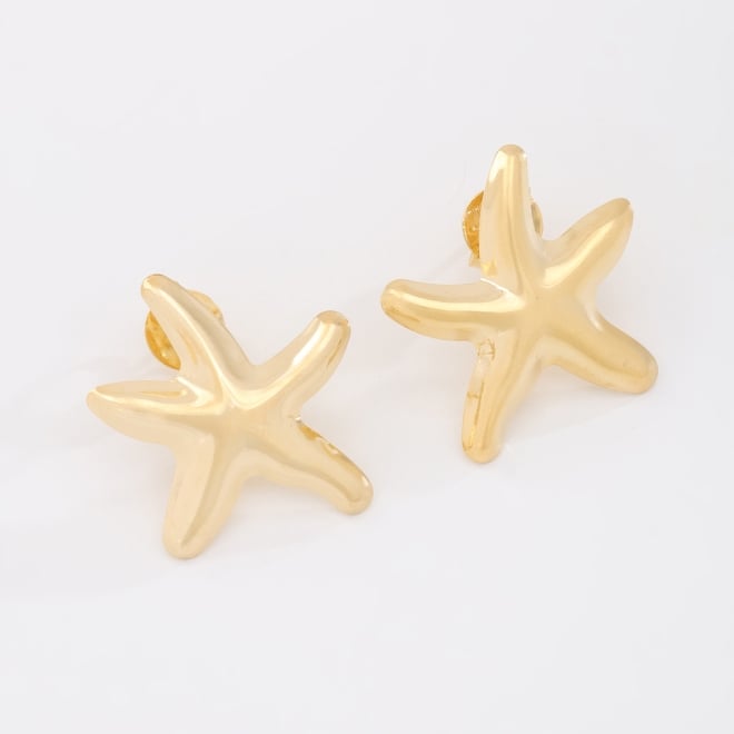 BR-03068 BRINCO BANHADO A OURO 18K EM FORMATO DE ESTRELA-DO-MAR COM DESIGN ORGÂNICO