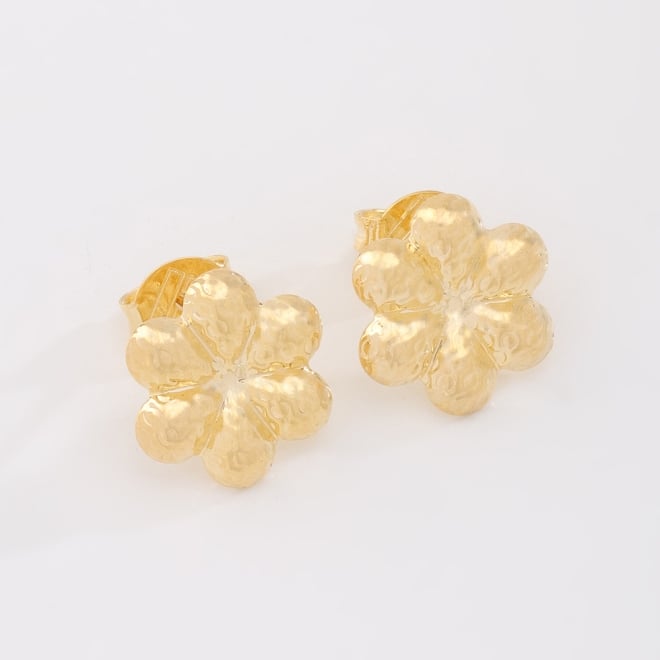 BR-03071 BRINCO BANHADO A OURO 18K EM FORMATO DE FLOR COM ACABAMENTO TEXTURIZADO E DESIGN DELICADO