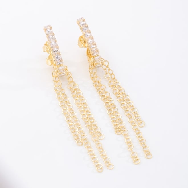 BR-03074 BRINCO BANHADO A OURO 18K COM DESIGN ALONGADO E ELEGANTE, COM BASE EM ZIRCÔNIAS LAPIDADAS