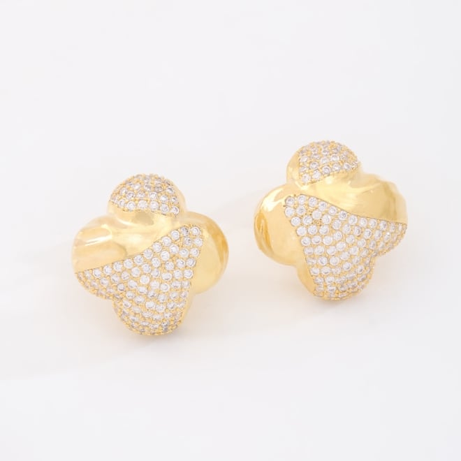 BR-03084 BRINCO BANHADO A OURO 18K COM DESIGN ORGÂNICO EM FORMATO FLORAL ABSTRATO