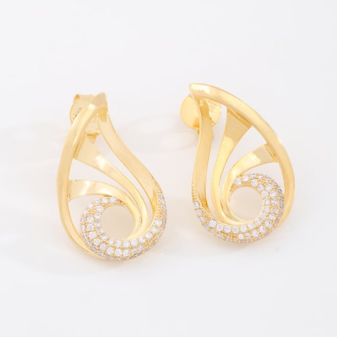 BR-03089 BRINCO BANHADO A OURO 18K COM DESIGN ORGÂNICO E FLUIDO EM FORMATO CURVILÍNEO, COM DETALHE INFERIOR  EM ZIRCÔNIAS