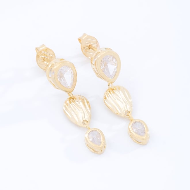 BR-03092 BRINCO BANHADO A OURO 18K COM PEDRAS EM FORMATO DE GOTA E DETALHES TEXTURIZADOS