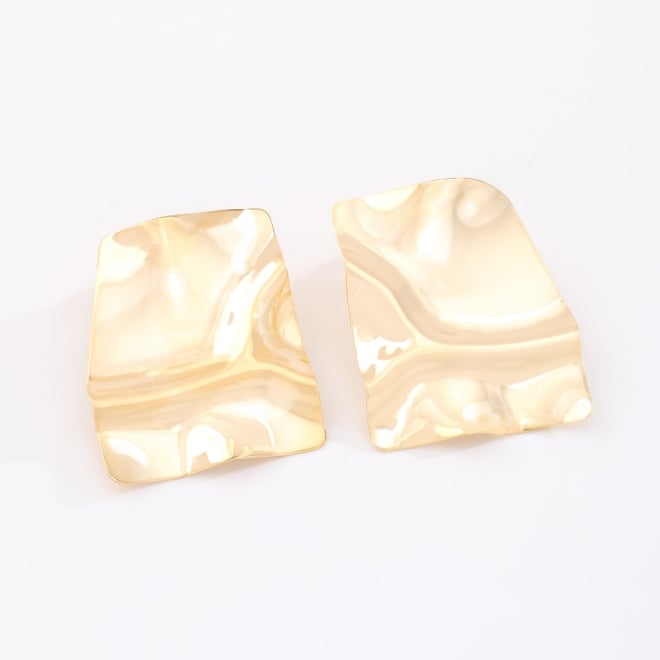 BR-03124 BRINCO BANHADO A OURO 18K COM DESIGN ORGÂNICO.
