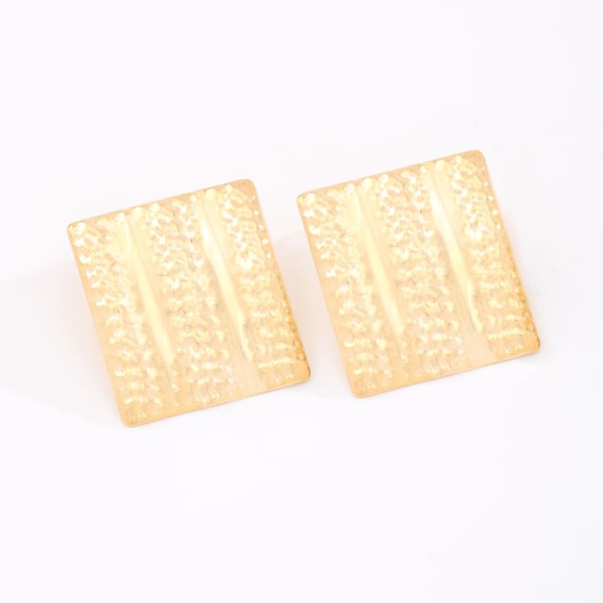 BR-03125 BRINCO BANHADO A OURO 18K COM DESIGN QUADRADO E TEXTURA MARTELADA.