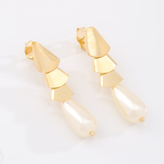 BR-03131 BRINCO BANHADO A OURO 18K COM DESIGN EM CAMADAS GEOMÉTRICAS  DE PÉROLA