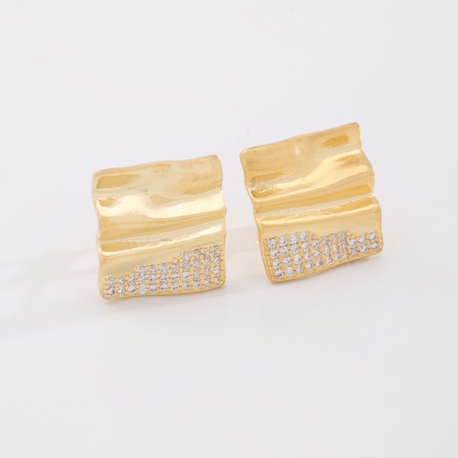 BR-03134 BRINCO BANHADO A OURO 18K COM DESIGN RETANGULAR E DETALHES CRAVEJADOS EM ZIRCÔNIAS