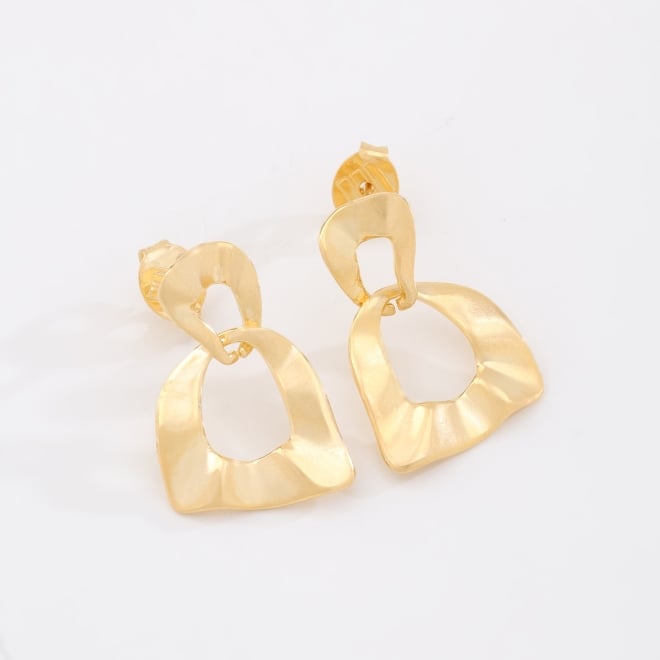 BR-03135 BRINCO BANHADO A OURO 18K COM DESIGN GEOMÉTRICO