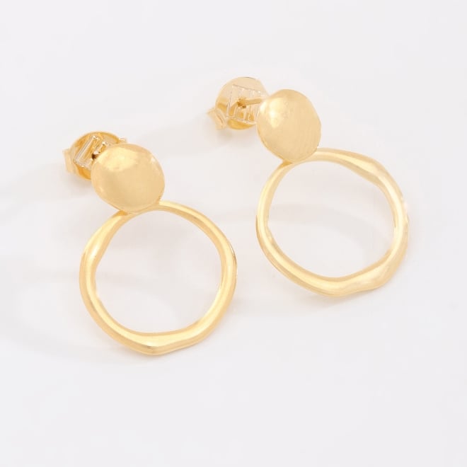 BR-03144 BRINCO BANHADO A OURO 18K COM DESIGN ARREDONDADO E CÍRCULO ORGÂNICO