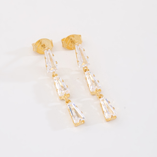 BR-03150-BRINCO BANHADO A OURO 18K COM DESIGN LONGO EM TRAPÉZIO DE  ZIRCÔNIAS BAGUETE