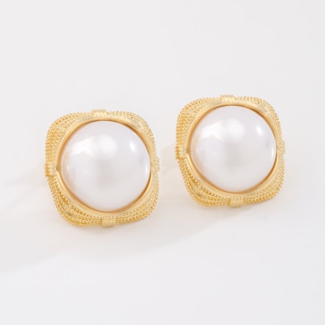 BR-03156 BRINCO BANHADO A OURO 18K COM PÉROLA CENTRAL E DETALHES EM ARAMADO TEXTURIZADO