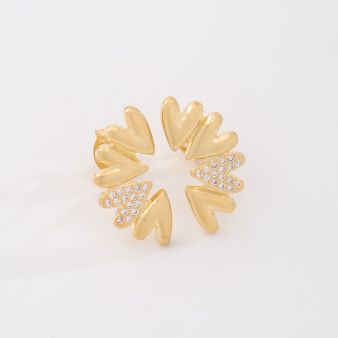 BR-03191 BRINCO BANHADO A OURO 18K COM DESIGN DE CORAÇÕES E DETALHE CENTRAL CRAVEJADO