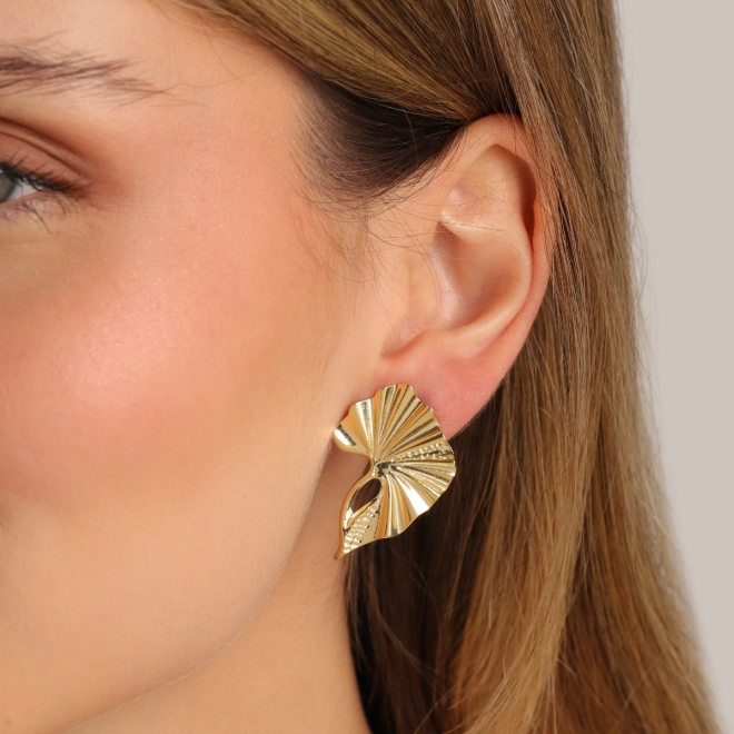 BR-03192 BRINCO BANHADO A OURO 18K COM DESIGN ORGÂNICO EM FORMATO DE LEQUE COM ACABAMENTO TEXTURIZADO