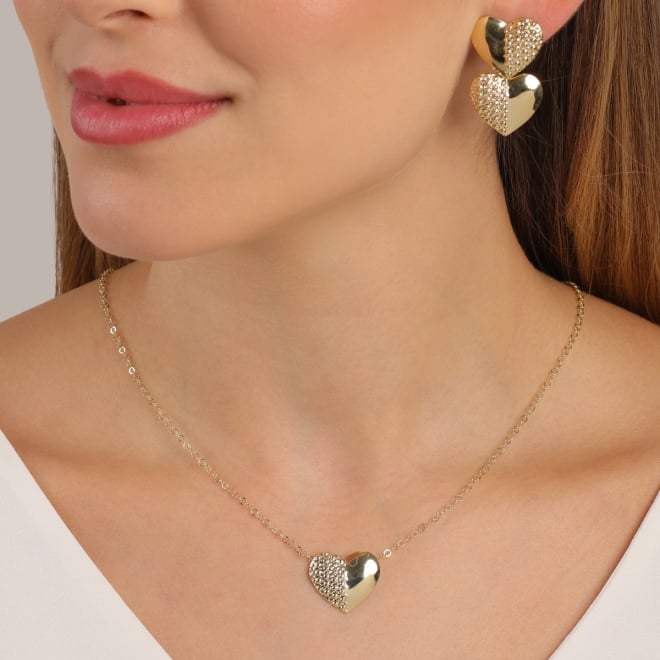 GR-02546- GARGANTILHA BANHADA A OURO 18K DE CORAÇÃO COM DETALHES TEXTURIZADOS