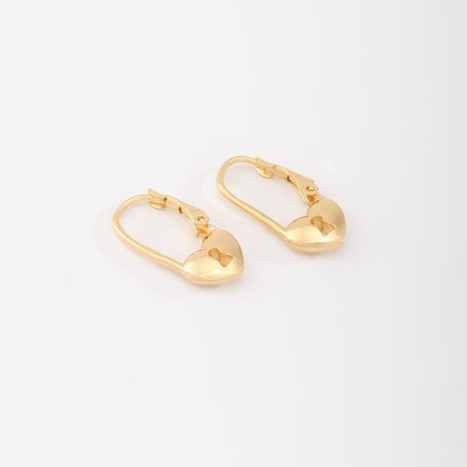 OUTB-15819 BRINCO BANHADO A OURO 18K EM FORMATO ESTILO ALFINETE COM DETALHE DE CORAÇÃO