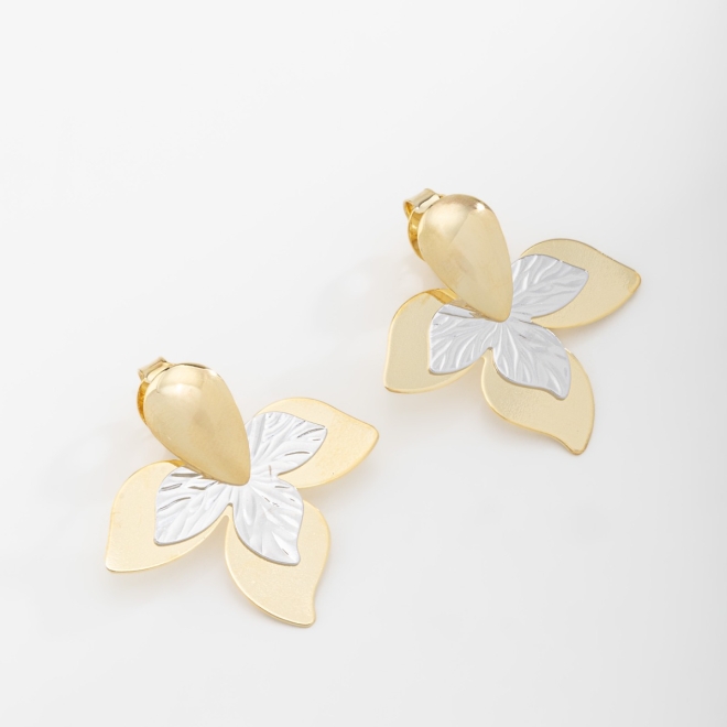 BRM-02228 BRINCO BANHADO A OURO 18K COM DESIGN FLORAL EM ACABAMENTO BICOLOR,