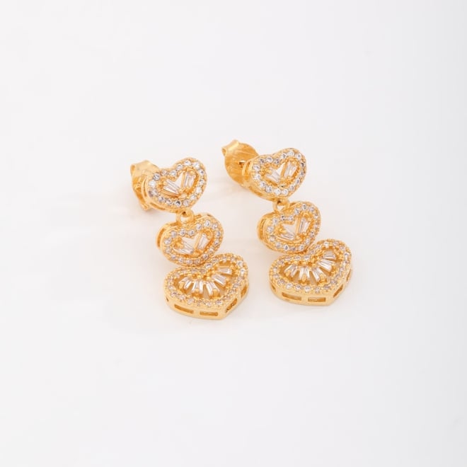 BX-0064 BRINCO BANHADO A OURO 18K COM DESIGN EM CORAÇÕES TRIPLOS E DETALHES CRAVEJADOS