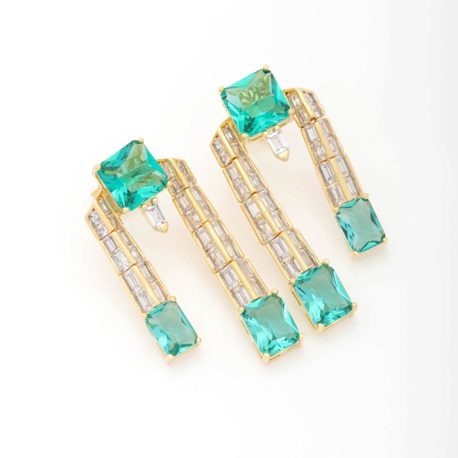 BX-0130 BRINCO BANHADO A OURO 18K COM DESIGN ALONGADO E ZIRCÔNIAS BAGUETE E PEDRAS EM TOM TURMALINA PARAÍBA