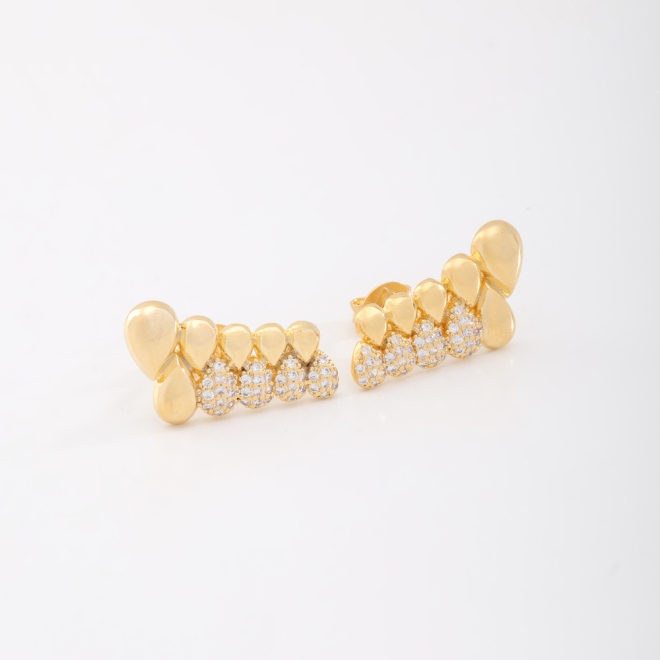 BX-0160 BRINCO BANHADO A OURO 18K DE EAR CUFF COM DESIGN ORGÂNICO EM GOTAS E DETALHES CRAVEJADOS
