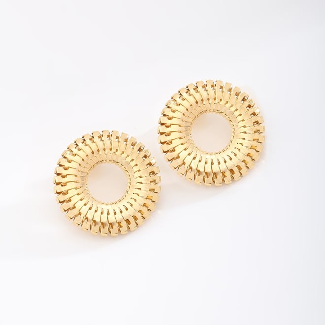 BX-0224 BRINCO BANHADO A OURO 18K COM DESIGN EM ARGOLA VAZADA E DETALHES TEXTURIZADOS