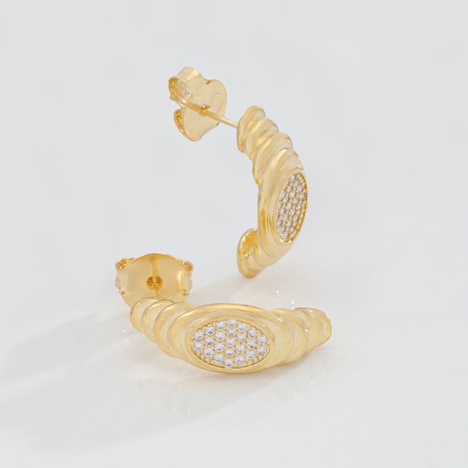 BX-0236 BRINCO BANHADO A OURO 18K COM DESIGN TEXTURIZADO E DETALHE CENTRAL CRAVEJADO EM ZIRCÔNIAS