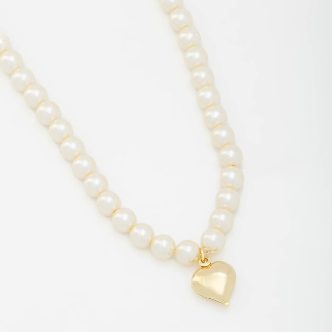 CH-0011 CHOKER EM PÉROLAS E PINGENTE EM FORMATO DE CORAÇÃO