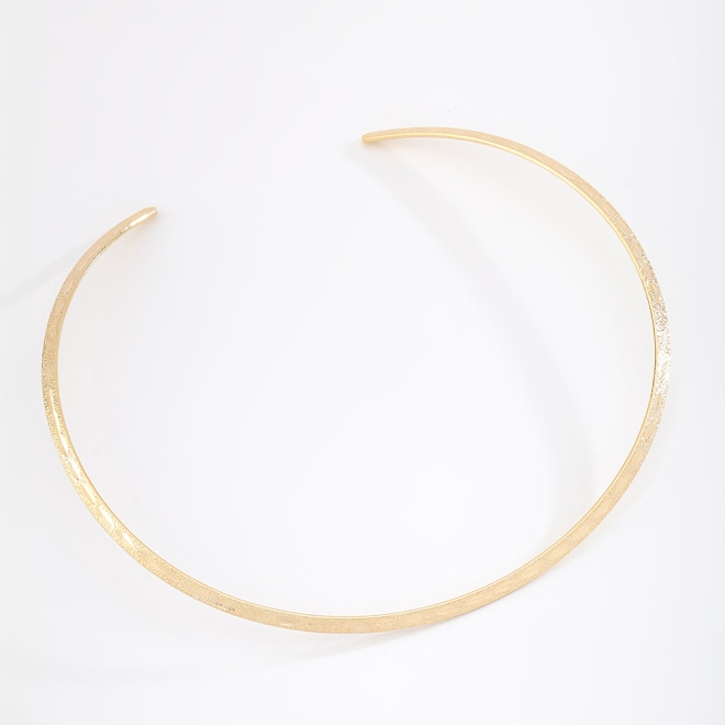 CH-0222 CHOKER BANHADA A OURO 18K COM DESIGN RÍGIDO E ACABAMENTO TEXTURIZADO