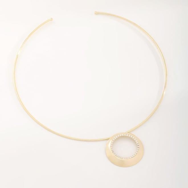 CH-0325 CHOKER COM PINGENTE CIRCULAR VAZADO EM ZIRCÔNIAS