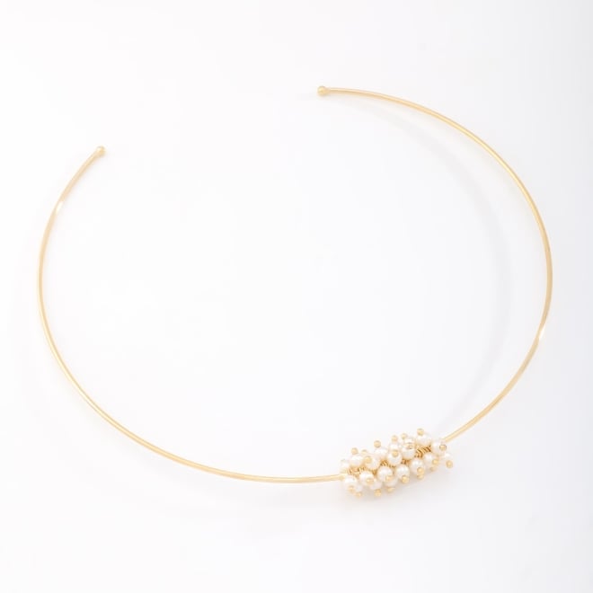 CH-0337 CHOKER DE ARO BANHADA A OURO 18K COM DETALHE CENTRAL EM PÉROLAS.
