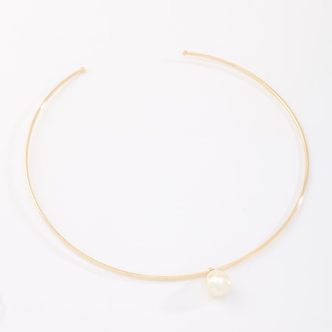 CH-0358 COLAR BANHADO A OURO 18K DE ARO RÍGIDO COM DETALHE EM PÉROLA.