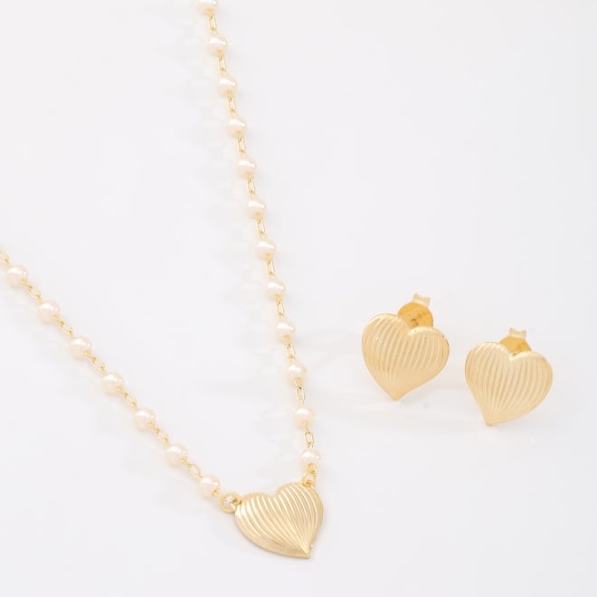 CI-00094 CONJUNTO INFANTIL BANHADO A OURO 18K COM PÉROLAS E PINGENTE DE CORAÇÃO.