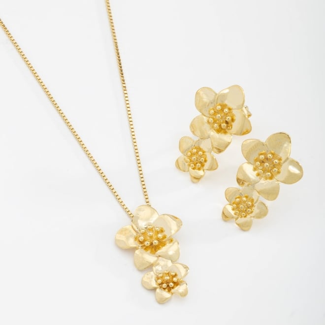 CJ-00037 CONJUNTO BANHADO A OURO 18K COM DESIGN FLORAL EM ALTO RELEVO
