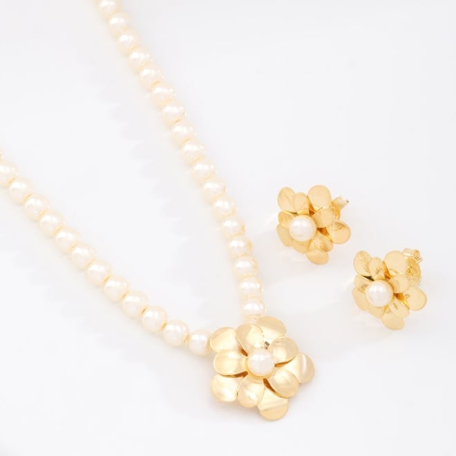 CJ-00101 CONJUNTO BANHADO A OURO 18K COM COLAR DE PÉROLAS E PINGENTE DE FLOR