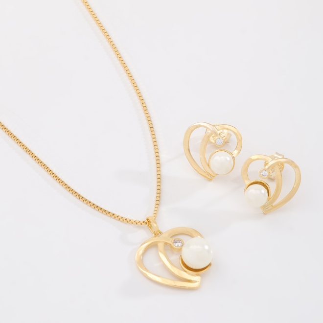 CJ-00116 CONJUNTO BANHADO A OURO 18K COM DESIGN DE CORAÇÕES ENTRELAÇADOS COM PÉROLA