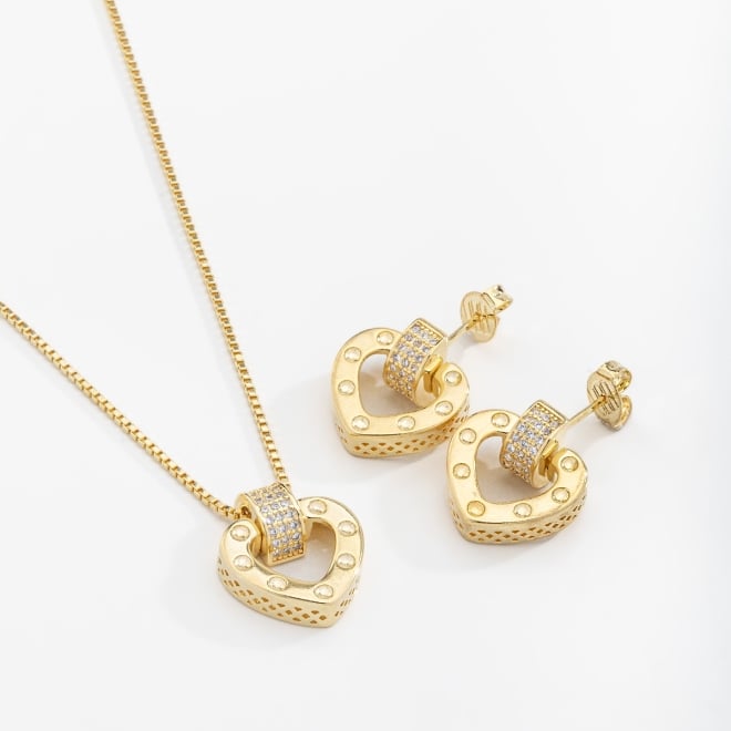CJ-00173 CONJUNTO BANHADO A OURO 18K DE CORAÇÃO VAZADO COM DETALHES CRAVEJADOS EM ZIRCÔNIAS