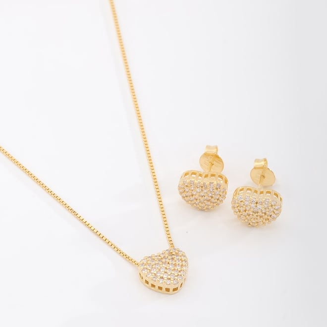 CJ-00338 CONJUNTO BANHADO A OURO 18K COM PINGENTE E BRINCOS EM FORMATO DE CORAÇÃO EM MICRO ZIRCÔNIAS 